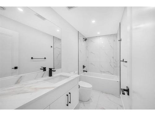 511 30 Street Nw, Calgary, AB - Indoor Photo Showing Bathroom