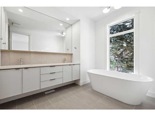 723 36 Street Nw, Calgary, AB - Indoor Photo Showing Bathroom