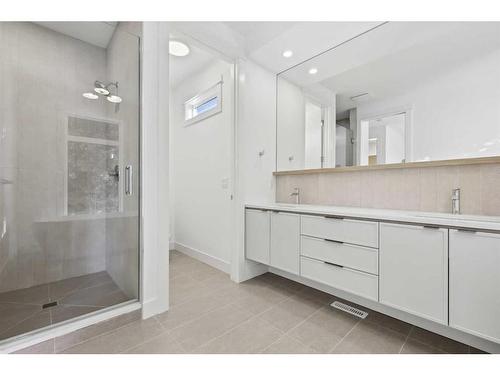 723 36 Street Nw, Calgary, AB - Indoor Photo Showing Bathroom