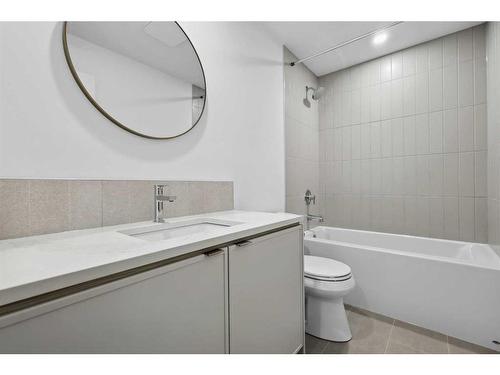 723 36 Street Nw, Calgary, AB - Indoor Photo Showing Bathroom