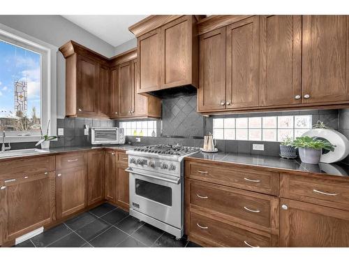 20 Lynx Meadows Court Nw, Calgary, AB - Indoor Photo Showing Kitchen