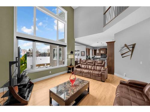 20 Lynx Meadows Court Nw, Calgary, AB - Indoor Photo Showing Living Room