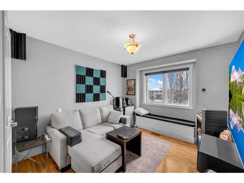 20 Lynx Meadows Court Nw, Calgary, AB - Indoor Photo Showing Living Room