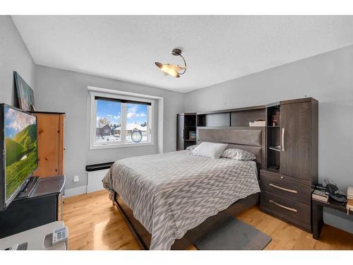 20 Lynx Meadows Court Nw, Calgary, AB - Indoor Photo Showing Bedroom