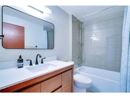 2815 Burgess Drive Nw, Calgary, AB - Indoor Photo Showing Bathroom