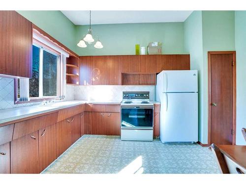 2815 Burgess Drive Nw, Calgary, AB - Indoor Photo Showing Kitchen