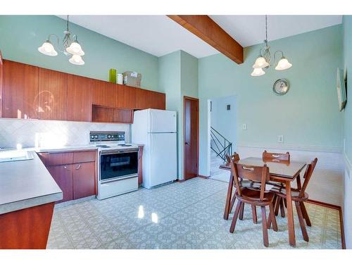 2815 Burgess Drive Nw, Calgary, AB - Indoor Photo Showing Kitchen