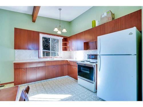 2815 Burgess Drive Nw, Calgary, AB - Indoor Photo Showing Kitchen