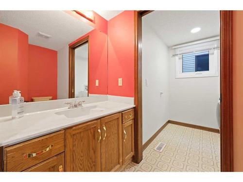 8504 Hawkford Gate Nw, Calgary, AB - Indoor Photo Showing Bathroom