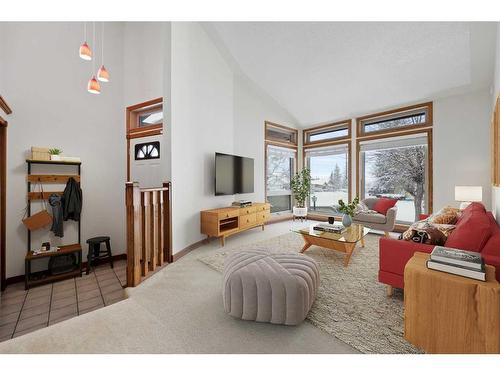 8504 Hawkford Gate Nw, Calgary, AB - Indoor Photo Showing Living Room