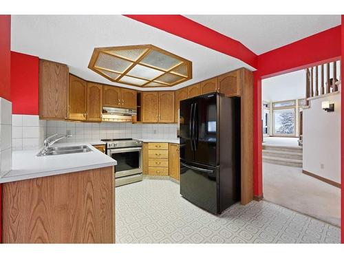 8504 Hawkford Gate Nw, Calgary, AB - Indoor Photo Showing Kitchen With Double Sink