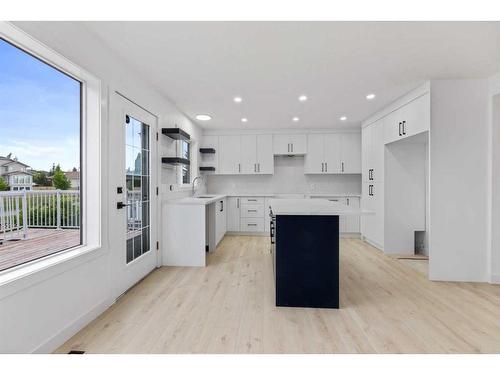 80 Sceptre Close Nw, Calgary, AB - Indoor Photo Showing Kitchen