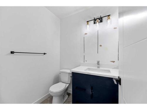 80 Sceptre Close Nw, Calgary, AB - Indoor Photo Showing Bathroom