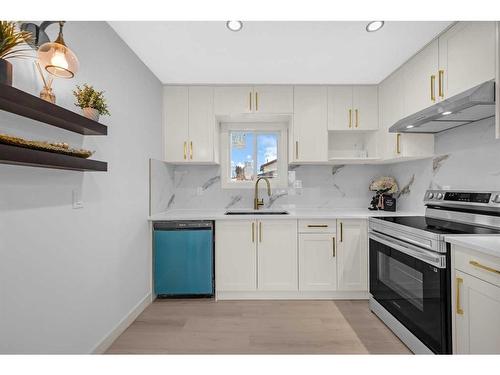 820 Maidstone Drive Ne, Calgary, AB - Indoor Photo Showing Kitchen