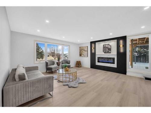 820 Maidstone Drive Ne, Calgary, AB - Indoor Photo Showing Living Room