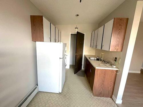 4211 Bow Trail Sw, Calgary, AB - Indoor Photo Showing Kitchen