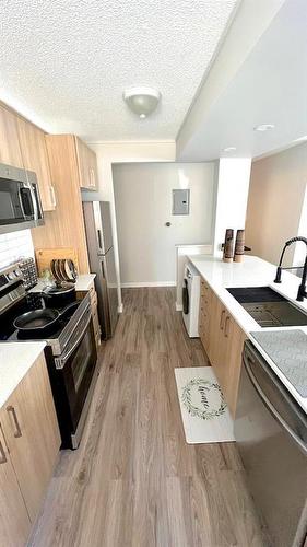 4211 Bow Trail Sw, Calgary, AB - Indoor Photo Showing Kitchen