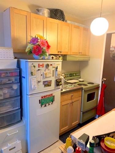 4211 Bow Trail Sw, Calgary, AB - Indoor Photo Showing Kitchen