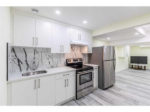 72 Deerpath Road Se, Calgary, AB - Indoor Photo Showing Kitchen