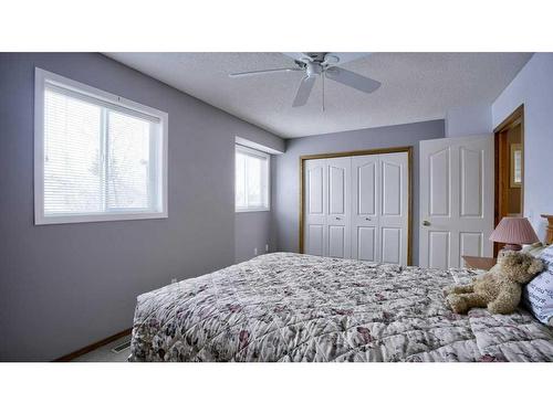 144 Mt Aberdeen Manor Se, Calgary, AB - Indoor Photo Showing Bedroom