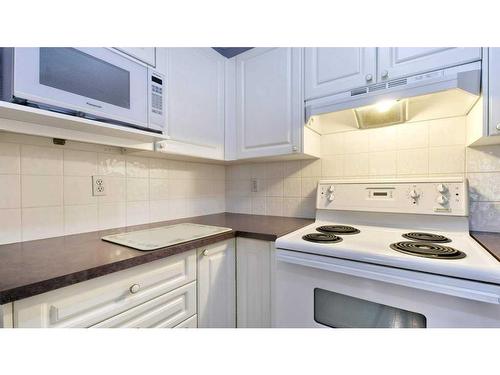 144 Mt Aberdeen Manor Se, Calgary, AB - Indoor Photo Showing Kitchen