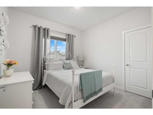 94 Walgrove Green Se, Calgary, AB - Indoor Photo Showing Bedroom