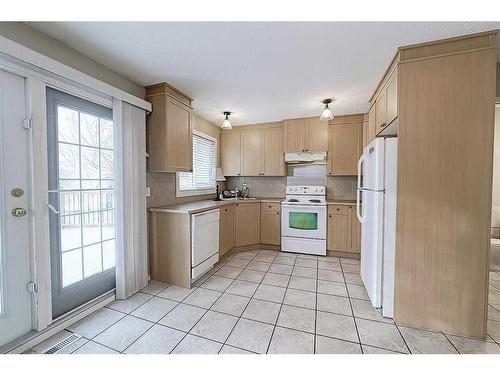 153 Templemont Drive Ne, Calgary, AB - Indoor Photo Showing Kitchen