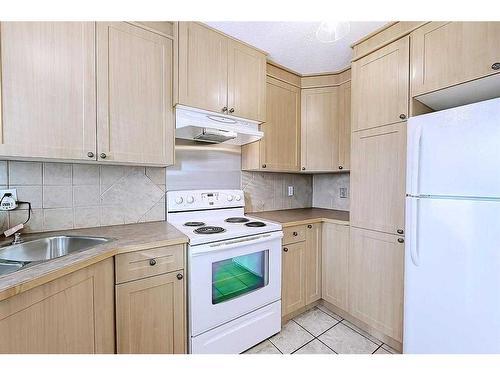 153 Templemont Drive Ne, Calgary, AB - Indoor Photo Showing Kitchen