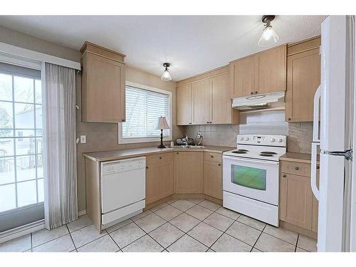 153 Templemont Drive Ne, Calgary, AB - Indoor Photo Showing Kitchen