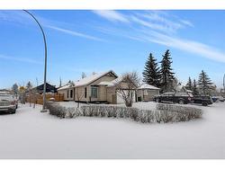 226 Somerset Drive SW Calgary, AB T2Y 3K5