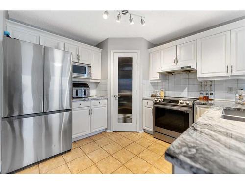 8255 Saddleridge Drive Ne, Calgary, AB - Indoor Photo Showing Kitchen