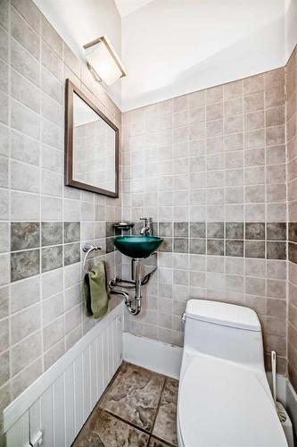 234 10A Street Nw, Calgary, AB - Indoor Photo Showing Bathroom