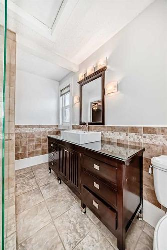 234 10A Street Nw, Calgary, AB - Indoor Photo Showing Bathroom