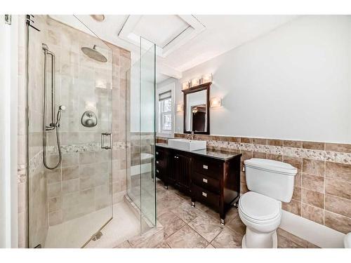 234 10A Street Nw, Calgary, AB - Indoor Photo Showing Bathroom