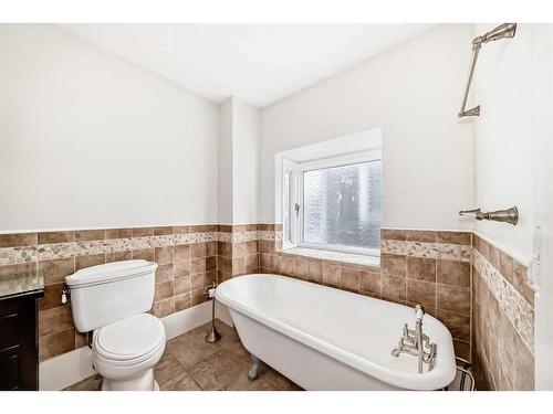 234 10A Street Nw, Calgary, AB - Indoor Photo Showing Bathroom