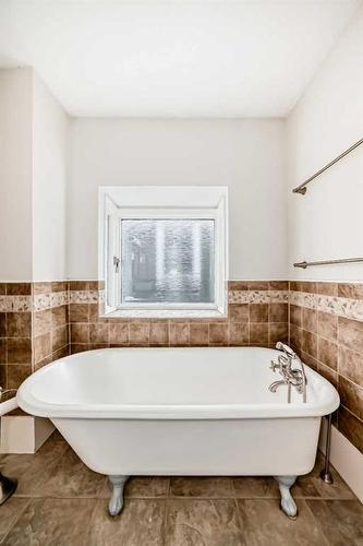 234 10A Street Nw, Calgary, AB - Indoor Photo Showing Bathroom