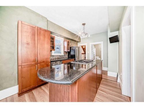 234 10A Street Nw, Calgary, AB - Indoor Photo Showing Kitchen With Upgraded Kitchen