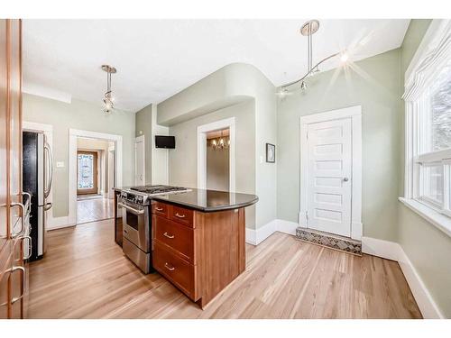 234 10A Street Nw, Calgary, AB - Indoor Photo Showing Kitchen