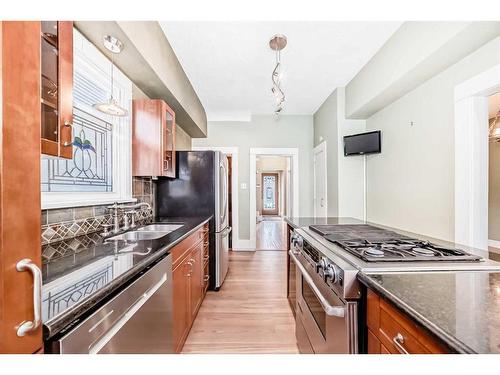 234 10A Street Nw, Calgary, AB - Indoor Photo Showing Kitchen With Double Sink With Upgraded Kitchen