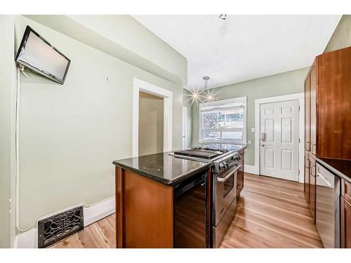 234 10A Street Nw, Calgary, AB - Indoor Photo Showing Kitchen With Upgraded Kitchen