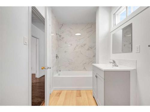 1710 6 Avenue Nw, Calgary, AB - Indoor Photo Showing Bathroom