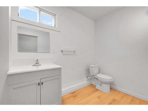 1710 6 Avenue Nw, Calgary, AB - Indoor Photo Showing Bathroom