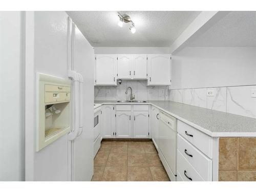 105 Somervale Park Sw, Calgary, AB - Indoor Photo Showing Kitchen With Double Sink