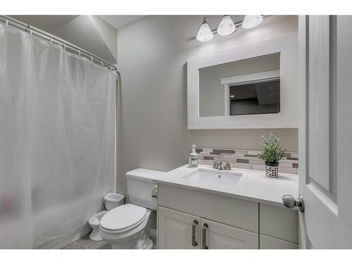 22 Copperstone Green Se, Calgary, AB - Indoor Photo Showing Bathroom