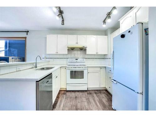 801 Martindale Boulevard Ne, Calgary, AB - Indoor Photo Showing Kitchen