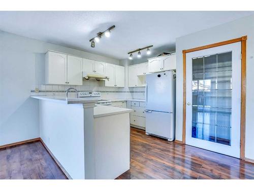 801 Martindale Boulevard Ne, Calgary, AB - Indoor Photo Showing Kitchen