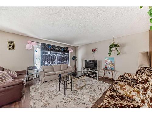 4023 44 Avenue Ne, Calgary, AB - Indoor Photo Showing Living Room