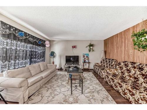 4023 44 Avenue Ne, Calgary, AB - Indoor Photo Showing Living Room