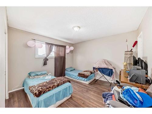 4023 44 Avenue Ne, Calgary, AB - Indoor Photo Showing Bedroom