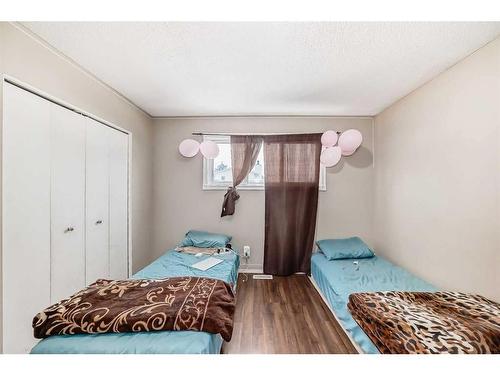 4023 44 Avenue Ne, Calgary, AB - Indoor Photo Showing Bedroom